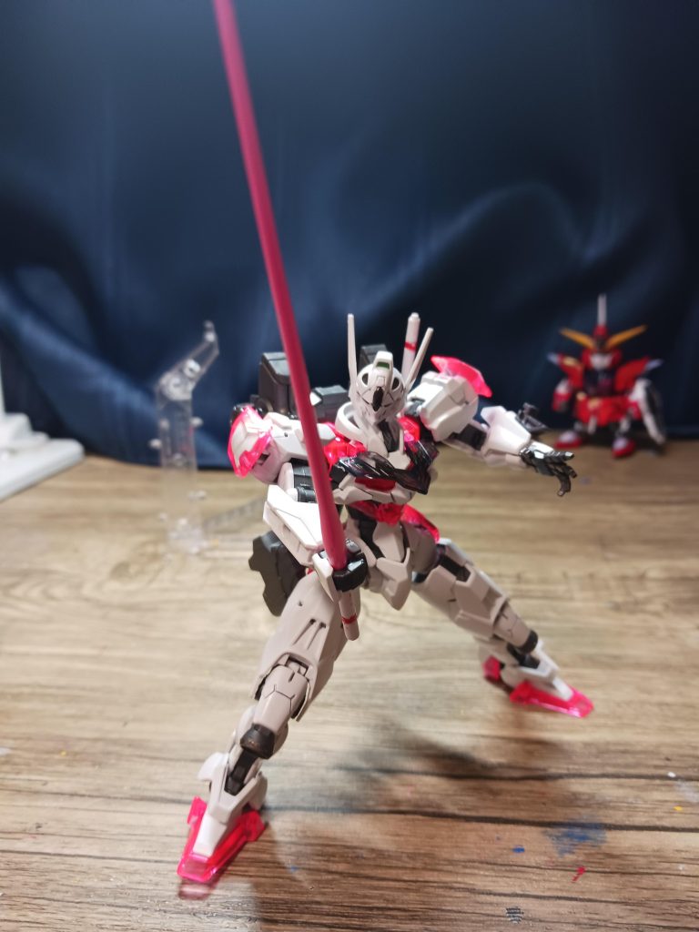 ビームサーベルは、ガンダムマーカーの蛍光ピンクで塗装しました。ビームサーベルの持ち手部分は赤で少し塗装しました。