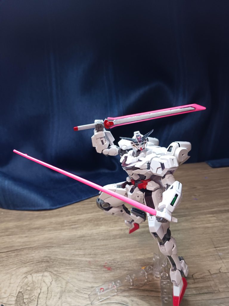 ビーム刀は普段、腰にマウントされているが展開すると、ものすごいパワーを発揮する。