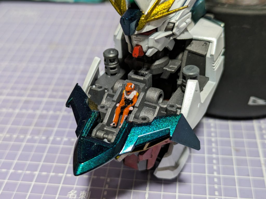 この状態から色々被せていく感じなのでパイロットは最初から乗せておく必要があります。まあ上半身しか見えないので割と雑でもなんとか…ｗ