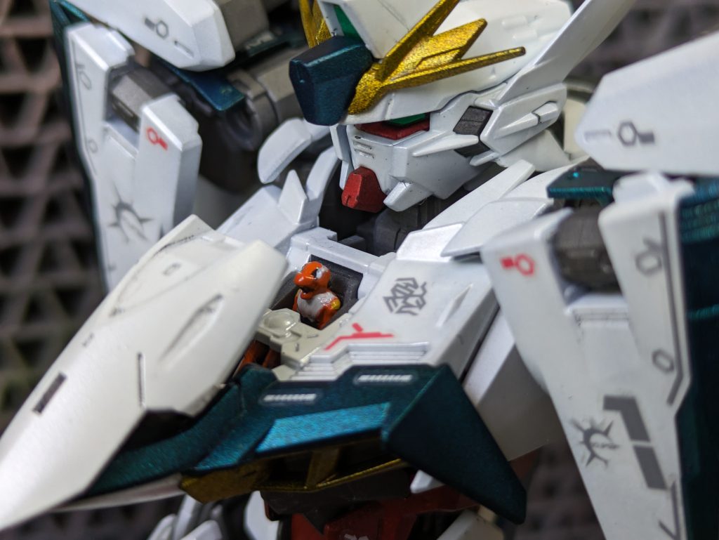 そしてコクピットハッチは開閉します。これのまた珍しいギミックでしっかりパイロットも現れます。