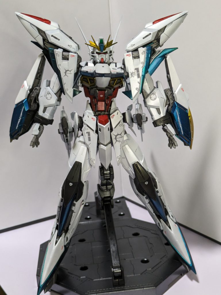 今回は水性クリアカラーを使ってみようと色付き部は下地をラフゴールドに、白色部はラフシルバーにしてみたところ、レッド、ブルー、イエローのクリアカラーはよい感じになりました。ただ、黒色部はスモークグレーでやりましたが、乾燥させても柔らかくてここだけラッカーのクリアブラックにしました。さらに、ラフシルバーはいくらクリアーホワイトを重ねてもラフシルバーでしかなかったため諦めてパールのクリスタルシルバーにしておきました。ちなみに関節部はメタルブラックです。マーキングシールは説明書通りに再現。その後に水性つや消しのマット風味にしておきました。つまるところ、コンテストに出すくせに何もしてない普通に作っただけの一品ですｗ