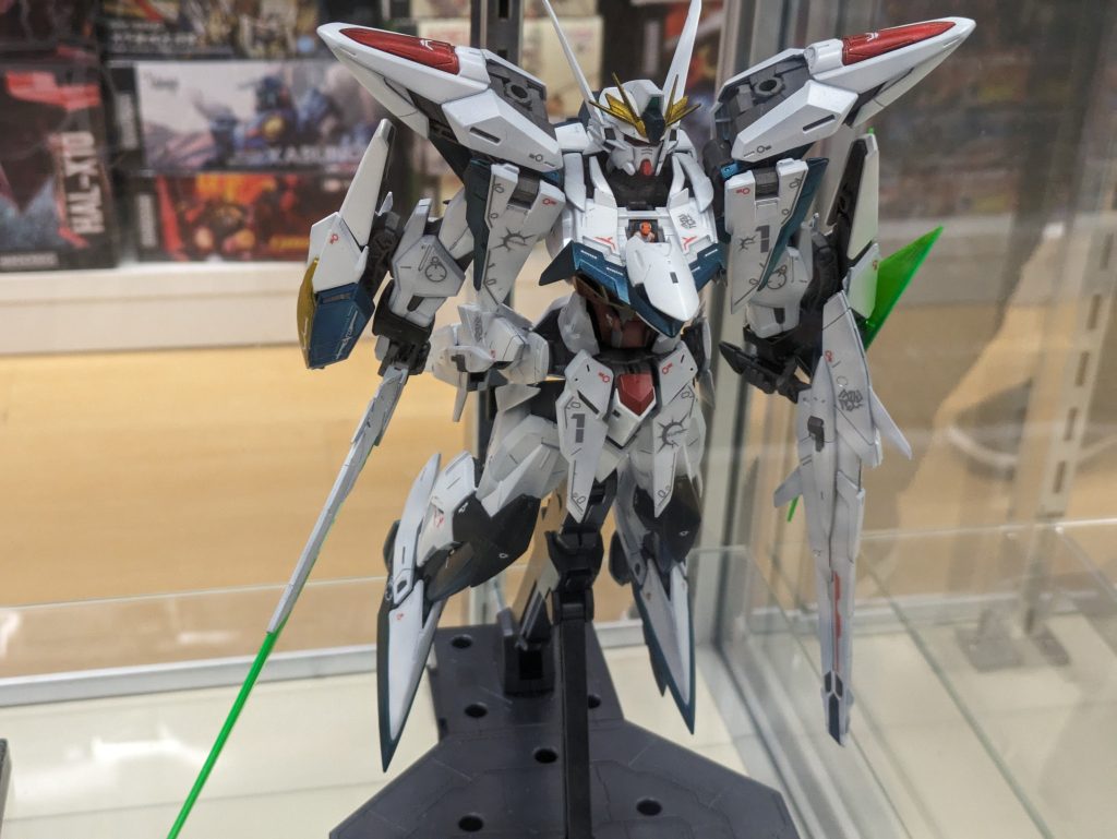 今、こんな形で模型店の片隅に展示させてもらっています。実は変形機構があるのでガッツリとしたそっちも紹介したかったのですがちょっと都合によりそれはまたいつか。 しかし、なんともシンプルでありつつ、ギミックがたくさんな、作りごたえのあるMSでした。まあ、いくらMGでもあまりギミックを使いすぎると破損するのでご注意をｗ