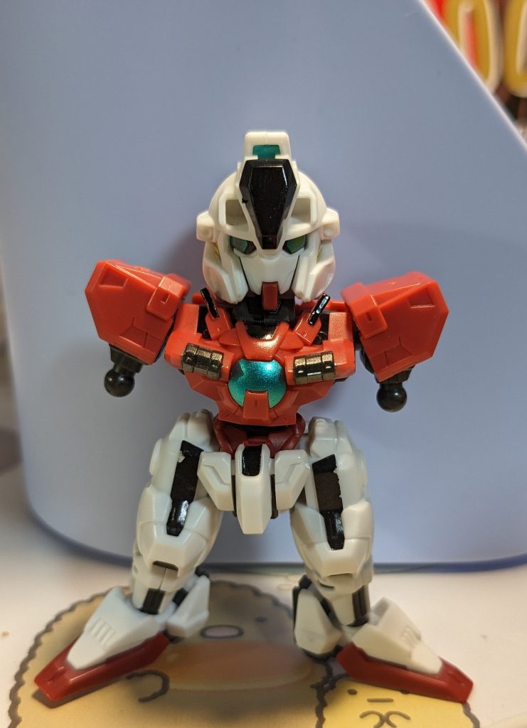 頭と下半身はキャリバーン、上半身はアストレアFを使用、キャリバーンのEXパーツを腰に付けてます。色はビニールテープの黒と赤で貼り付け、髪は100均の結束バンドを折り曲げたのを芯にして、両面テープで付けてます