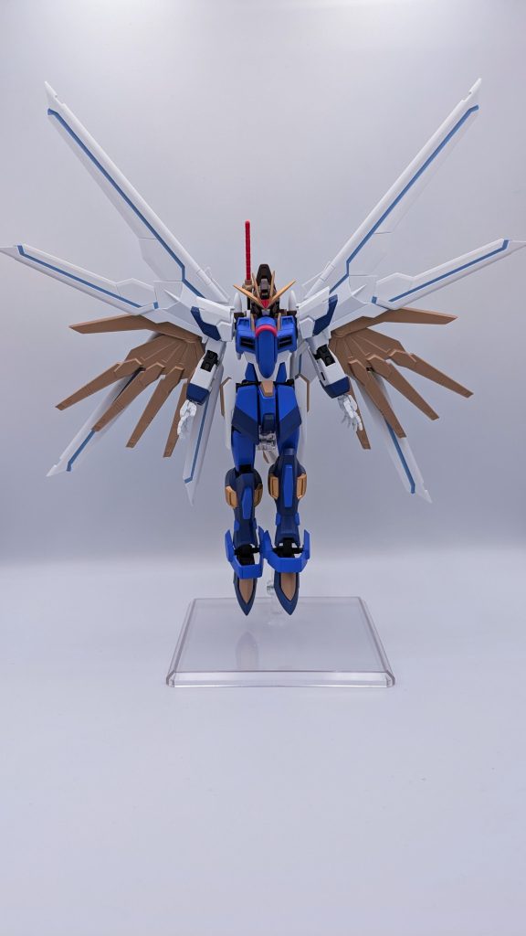 例のポーズで。改めて、ラクスはどんな気持ちであのポーズやってたんだろう…。そしてあの時だけ開いてたパイロットスーツの羽は何だったのだろうか…。