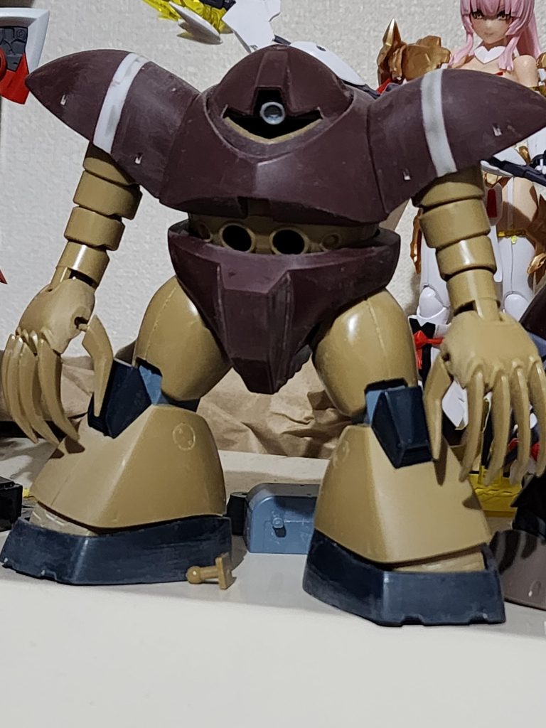 肩4mm延長と頭を少しだけ胴に埋め込んで見ました。塗装前です後ろのアマテラスは気にしないで下さい💦 モノアイはビルダーズパーツのサイトレンズ。裏にボールジョイントを接着し、可動します。肩は4mm延長。頭は胴を削り少しだけ胴に食い込ませてます。