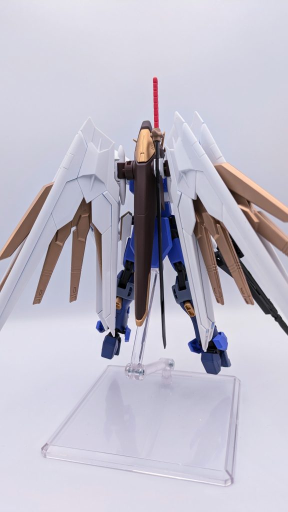 背部から。プラウドディフェンダーを始め、胴体部分は殆どそのままです。肩とサイドアーマーの取付基部をそれぞれに合う様に加工した以外は殆ど差し替えだけのお手軽仕様です。