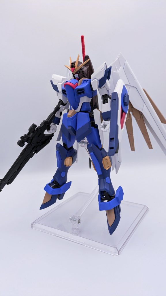 正面から。予想通り自立出来ません。ということで、改造した部分は肩部をブレイジングガンダム、腕をインフィニットジャスティスに変更腹部インパルス砲？をパテ埋めフロント、リアアーマーをZガンダムに変更脚部はジャスティスナイト、スリッパをライジングフリーダムに変更