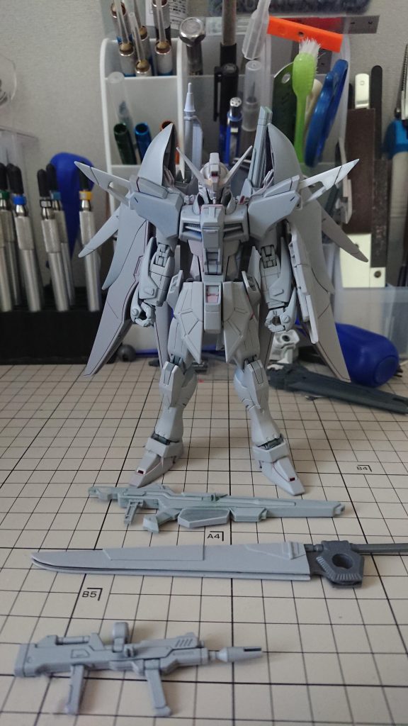 本体サフ状態。スリッパパーツが元のままだとデカく見えたのでストライクの物に変えることで全体のバランスを取りました。レールガンはパーフェクトストフリの手持ちアグニをそれっぽく見えるように小改造しました。エリカ・シモンズが持たせてそうだなと思ったので、グランドスラムも装備してます。下からはポージングです。