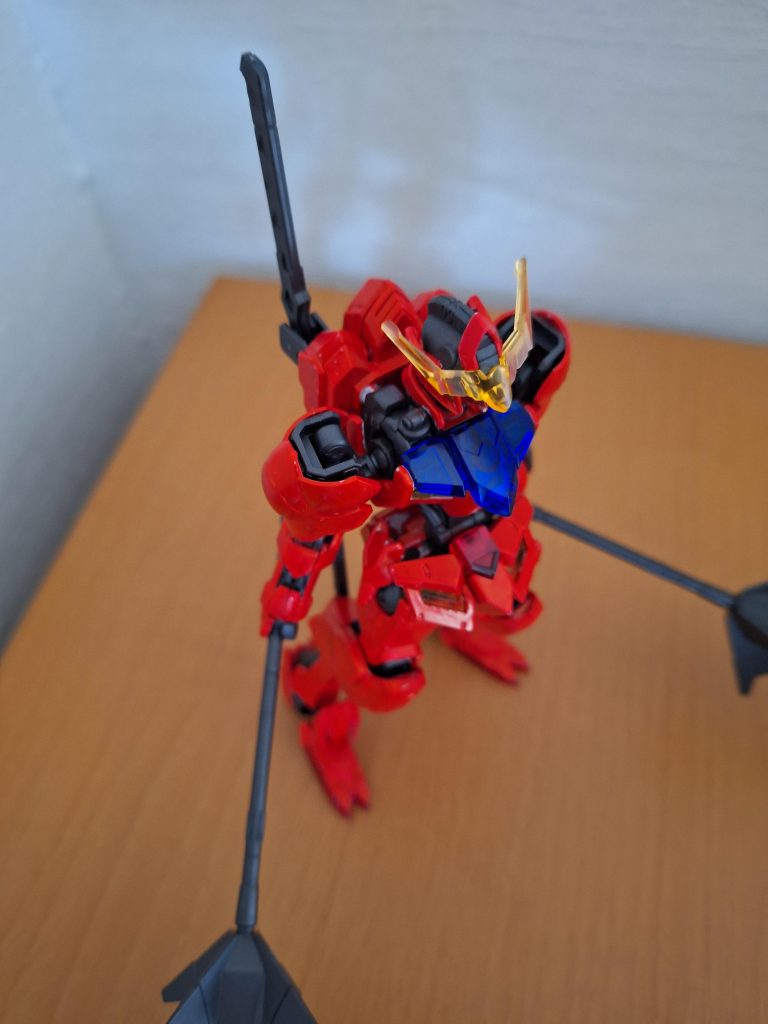 　他のガンプラのガンダムマーカー白は、なんかムラがひどくて、悲しかったですが、こちらの赤は下手なりにまだ塗れたと思います。