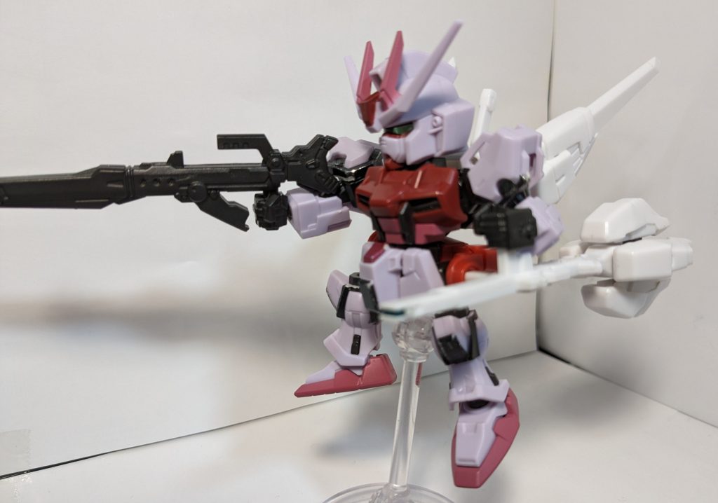 武装はサザビーのロングレンジライフル、腰はアストレアが武器パーツを取り付けられる穴があるのでそこに差し込んでます