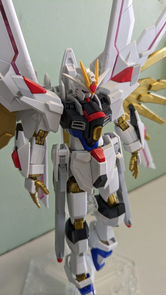 いやぁ〜もうミーティアの音楽とともに現れたときは大興奮でしたね。この凛とした立ち姿…そして金色に輝くストフリのフレームと相まってとてもカッコいい印象を受けました!色分けも良好で本体に使ったシールは目のところくらいですね。センサー類もシール必要でしたがクリアパーツを残したかったのでシールは貼ってません。