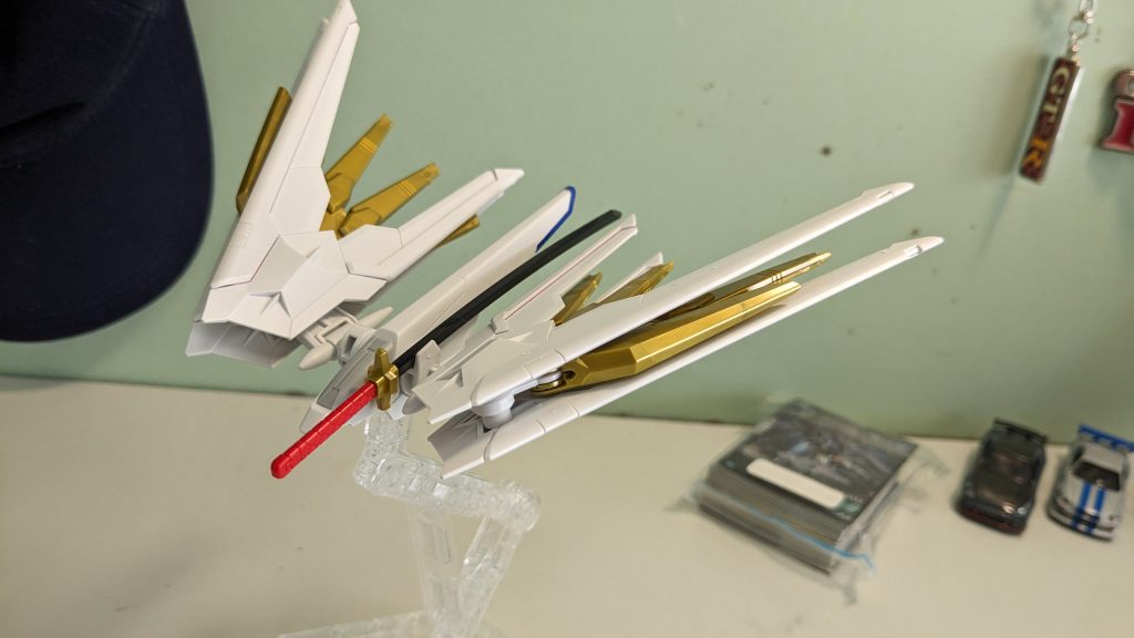 こちらがプラウドディフェンダー(以降プラディフェ)フツノミタマを携帯してラクスが乗ってきましたね!あのときのラクスの姿には…ゴホン!失敬失敬。色分けは主にメインの白とコックピットハッチ?のグレーくらいですね。このプラディフェ実は展開ギミックがあってそこで初めてあのピンク色のラインが出てくるんですよね。バンダイの技術恐るべし。