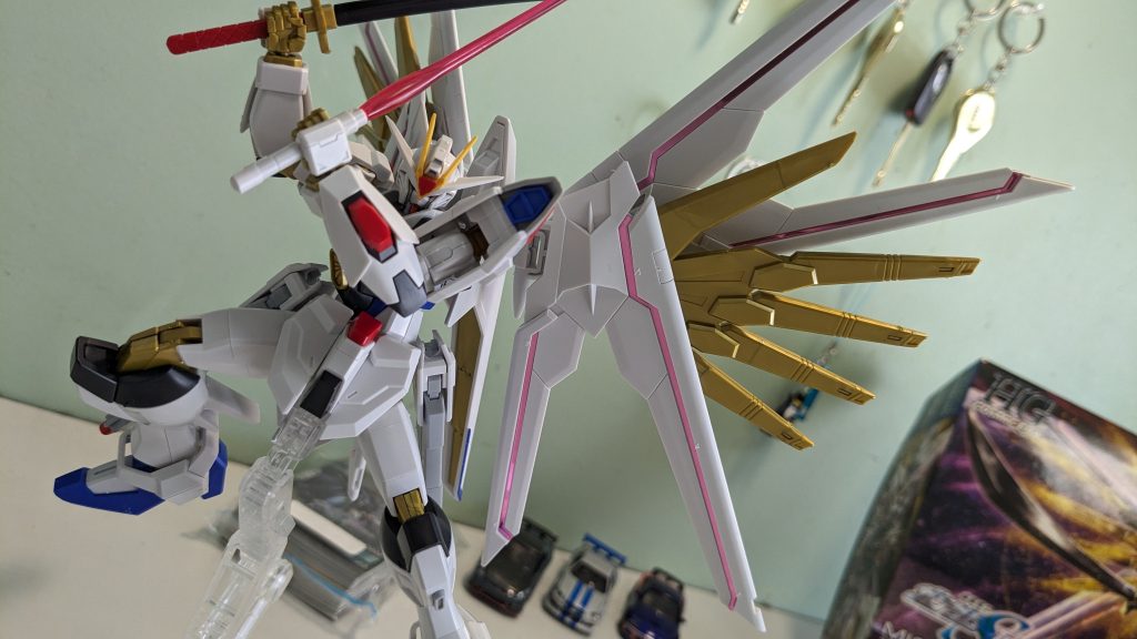 プラディフェを展開してフツノミタマと構えてポージング!クゥゥゥウ!なかなかイカしてますね。可動範囲が広いのでポーズの幅は広がると思いますね。