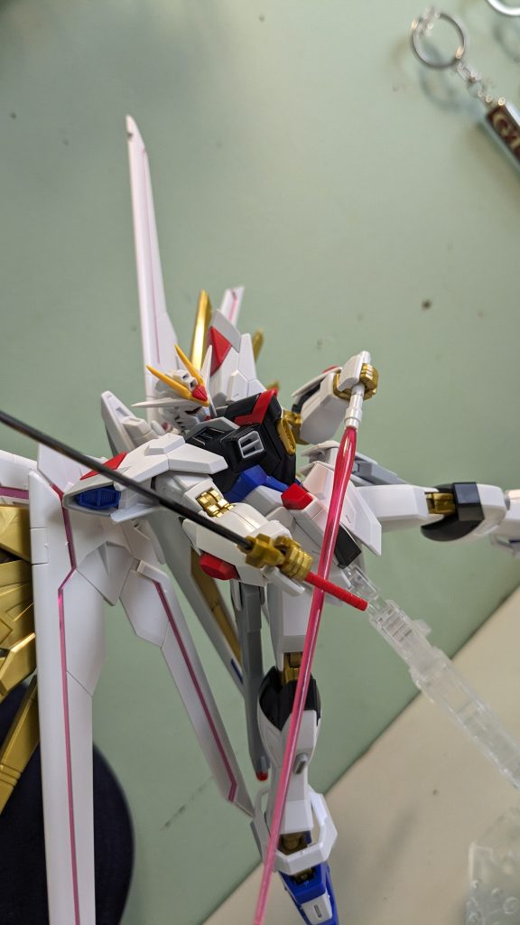 最後にポスターのポーズを構えてみました!このポーズ結構かっこいいですよね。個人的にはかなり気にいってます!プラディフェのピンクのラインがプラスチックシール?みたいな普通のシールとは違った作り方されてるのでテカり方がやばいっすね。