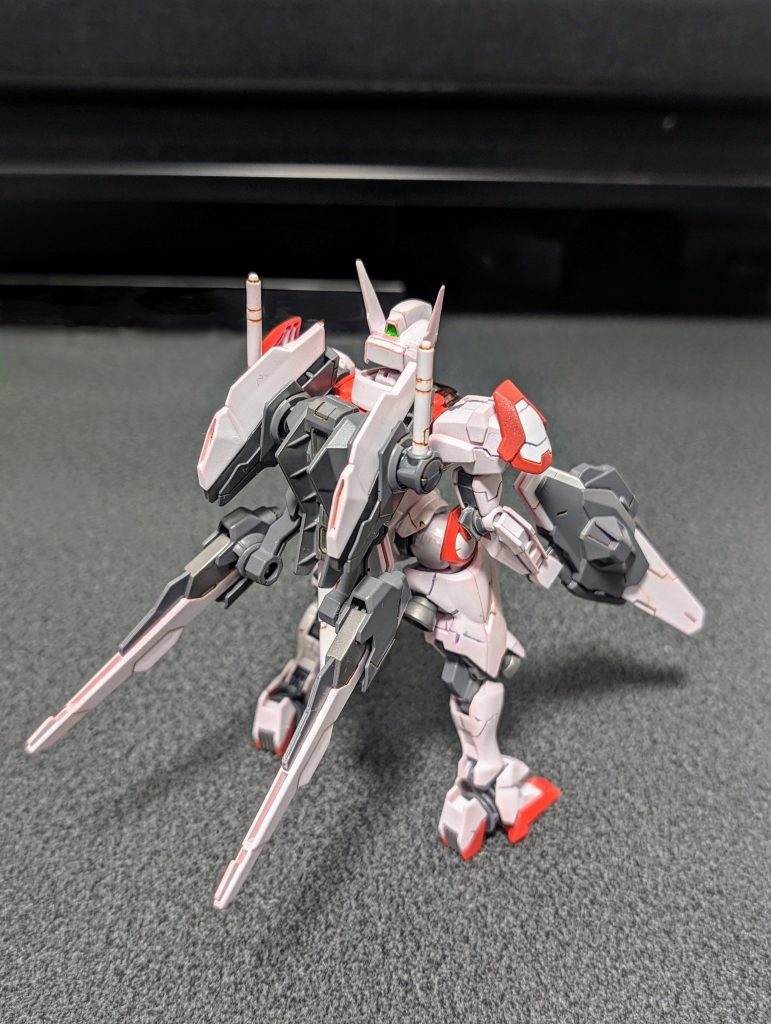 背面俯瞰。下地は白、赤パーツ:ピンクサフグレーパーツ:グレーサフで塗りました。
