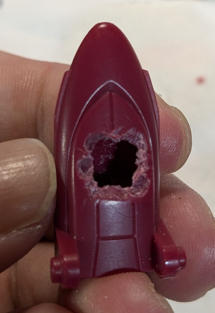 首のジョイントがハマるよう、がっつり削っておきます