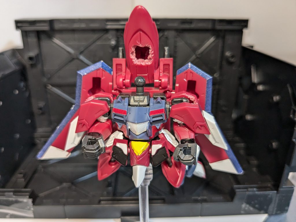 頭を外し、肩を下げ、機首と翼を前に倒します。膝も後ろに折り曲げます