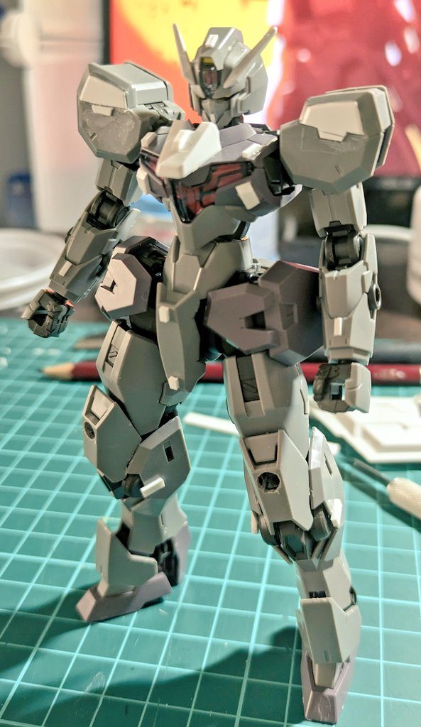 制作工程は特に少ないので少しだけディティールの追加、頭部に口の追加、腰部にフルドド取り付け用の3ミリ穴を3箇所、膝にファラクトのパーツ取付けるようの穴(何ミリかは覚えてないです汗)を増設しました