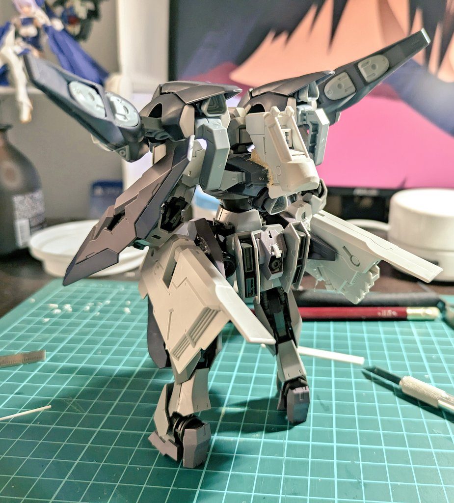 こちらは背部です腰にはガンヴォルヴァ本来のバックパックを取り付けてるため推進力も向上させてます。またバックパックもファラクトポン付けをやめてフルドドに付いていたパーツを取り付けてるヘイズル系の見た目に近づけてみました。