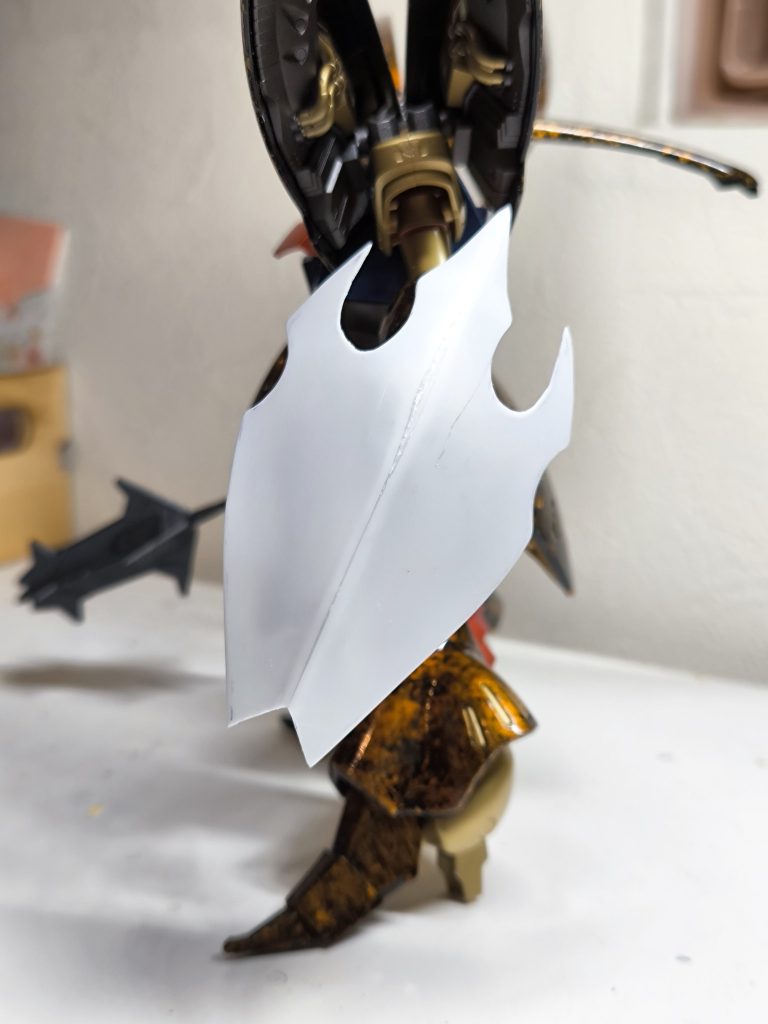 MHプロミネンスの盾の形状を参考に切り出し