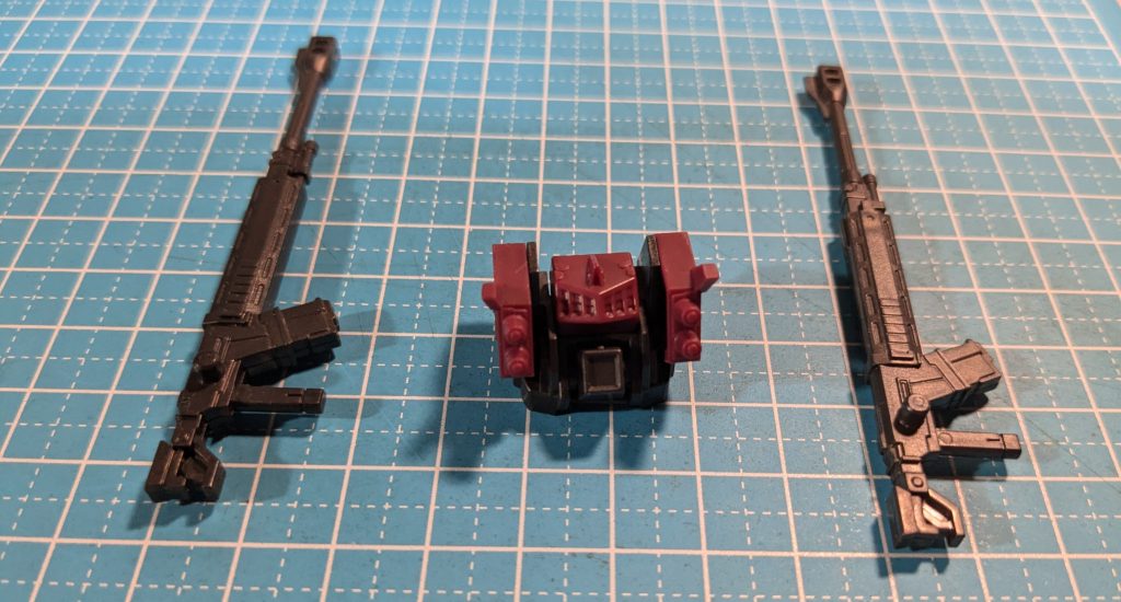 ゲルググメナースのバックパック、羽根部分を付ける前の状態に、ライフルを付けます