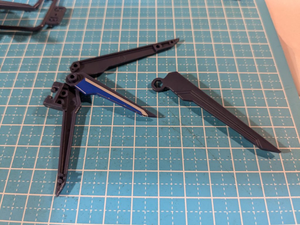 羽根の展開ですが、両翼ともに、最後に組み上げる羽根を外しておきます。