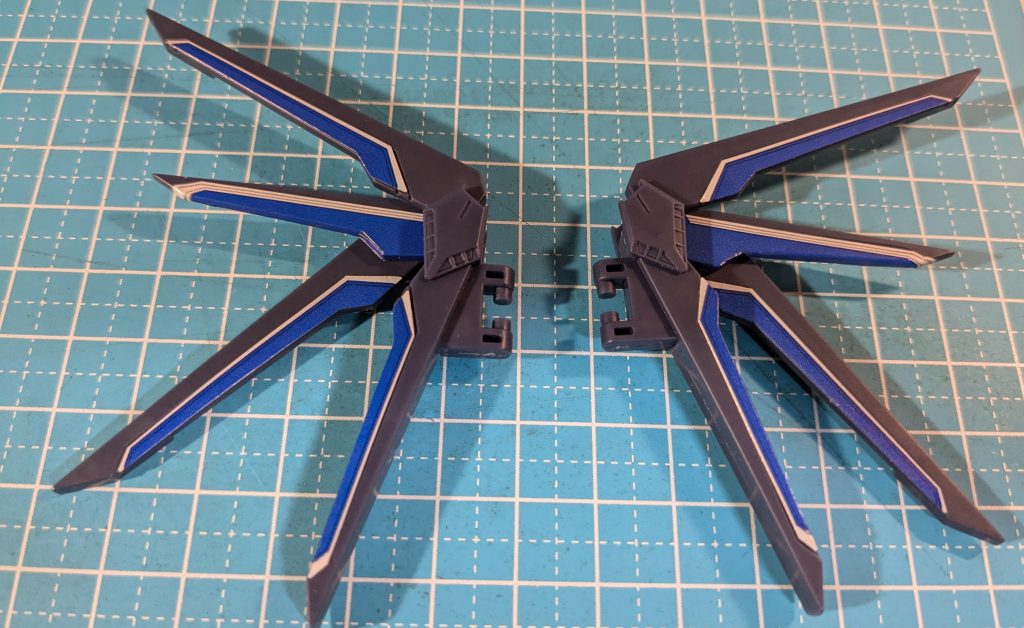 組み上げ時に、それぞれ反対側、裏表逆（シール面が前方に見える側）にくっつけます。