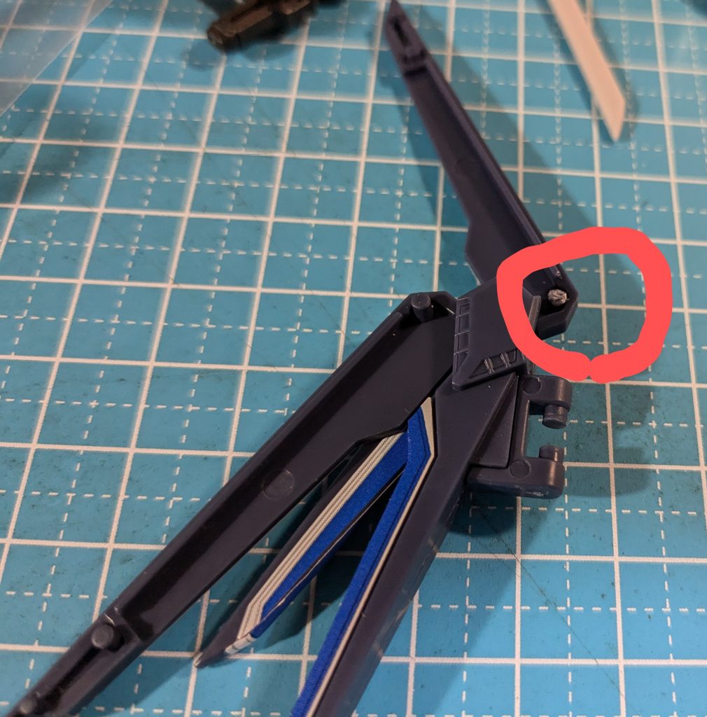 左側の羽根のみ、取付穴をニッパーで切り取ります。