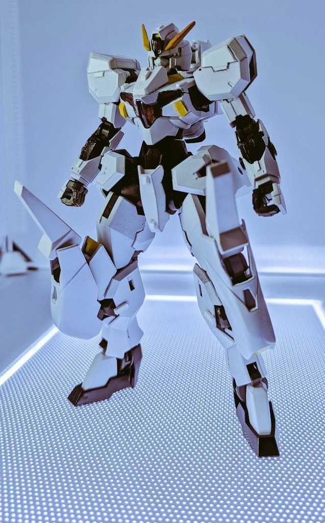 ガンヴォルヴァ・フレス(改修後)脚部にファラクトの足を追加した形態です。足は展開してスラスターを出すことが出来ます(下の方に画像はまた出します) 思った以上にこのパーツがAOZ系に見えるんですよね👀