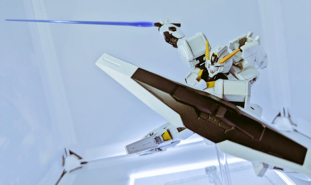〜最後に〜今回はガンヴォルヴァをAOZ風に改造してみました!水星系は手に入りやすいし改造もお手軽なので今後も色々〜風だとか作ってみたいです(*^^*)ちなみに今回は初めて名前を考えて作りましたAOZ元ネタの「ウォーターシップ・ダウンのうさぎたち」からフレッシル(群れを離れて放浪する(雄の)はぐれうさぎ。)を見つけてガンヴォルヴァのテスト機、有人タイプ、ワンオフカスタムという自分設定と噛み合うと思って少し名前をいじって「フレス」と名付けました。コードネームはそのまま「フレッシル」ということにしてます。こうやって設定考えながら改造するのも楽しいものですね(*^^*)