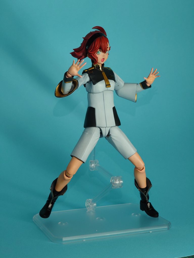 制服は黒サフからのガンダムホワイト、スターブライトゴールド、ティターンズブルー1。衣服なので、あんまり金属的な艶はないだろうと思い、袖の中やネクタイ、肩もつや消しを吹いてます。ティターンズブルー1は少し白味がかった黒なので気に入ってよく使います。 ブーツは外側は艶ありブラック、ファスナー部はシルバー、内側はグレー