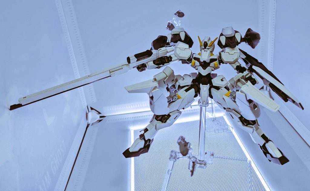 脚部展開とガンビット展開(スタンドがひとつしかない……泣)ファラクトのバックパックにも逆噴射用のバーニアついてるしいいだろと思って脚部パーツも使う設定にしました。