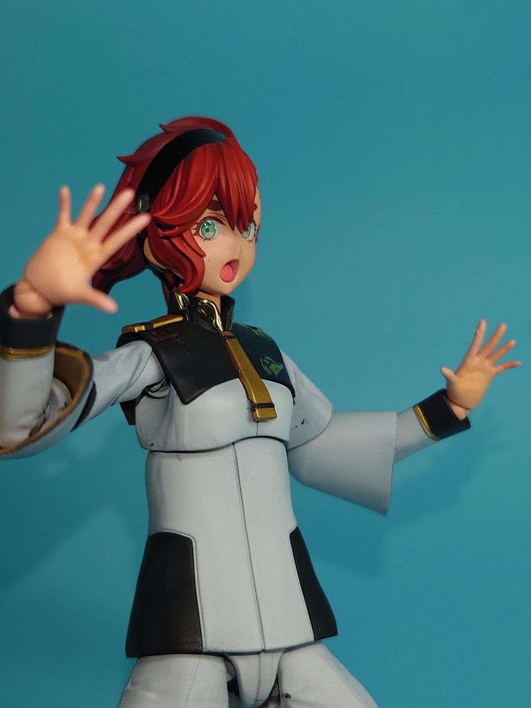 髪はサフブラック→薄くサフピンク→ガンダムレッド→クリアオレンジ髪の毛はつや消しでいいのでしょうか?カチューシャはプリズムブルーブラック目は水転写デカールの上からUVレジンのクリアを塗りました。少し盛り上がるので、目玉感と艶が出ていい感じです。が、この顔以外はデカール貼りやレジンで失敗してるので、要練習です。