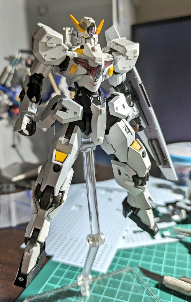 まずはガンヴォルヴァ本体から!背中以外はガンヴォルヴァほぼそのままです!ガンヴォルヴァのテスト機(有人タイプ)という設定で制作したので弄らないようにしました!膝の丸には追加パーツが着きますが蓋を考えていないのでいつか作りたいと思います!(いつか……)