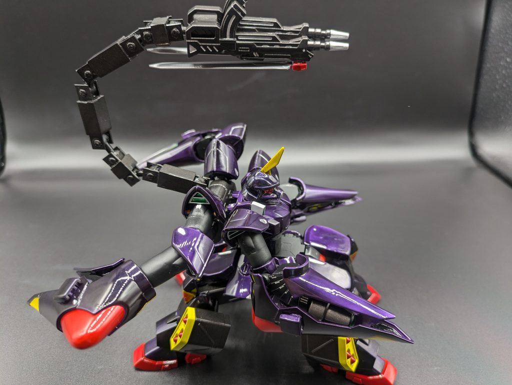 ZOIDSのデススティンガーとかメダロットのイエロータートルとかリライズのエルドラブルートなどから発想をもらって作りました。ジンのスラスターをハサミっぽくして、ジンの脚を2つ繋げて4脚にしました。尻尾は、プラ版とプラ棒とポリキャップで自作したんですけど保持力を、全然持たせられなくてすごくヘニャヘニャします。塗装はキャンディ塗装でテカテカにして、黒っぽい箇所はつや消しをしてあります。気のせいか色合いがデススティンガーより仮面ライダー王蛇っぽくなってない?