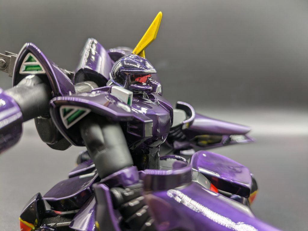 頭部の角は、もともとあったアンテナのパーツを逆に付けて空いている隙間はエポパテで埋めて塞ぎました。モノアイが箇所は少し削ってラピーテープとレジンでゴーグルアイっぽくしてみました。