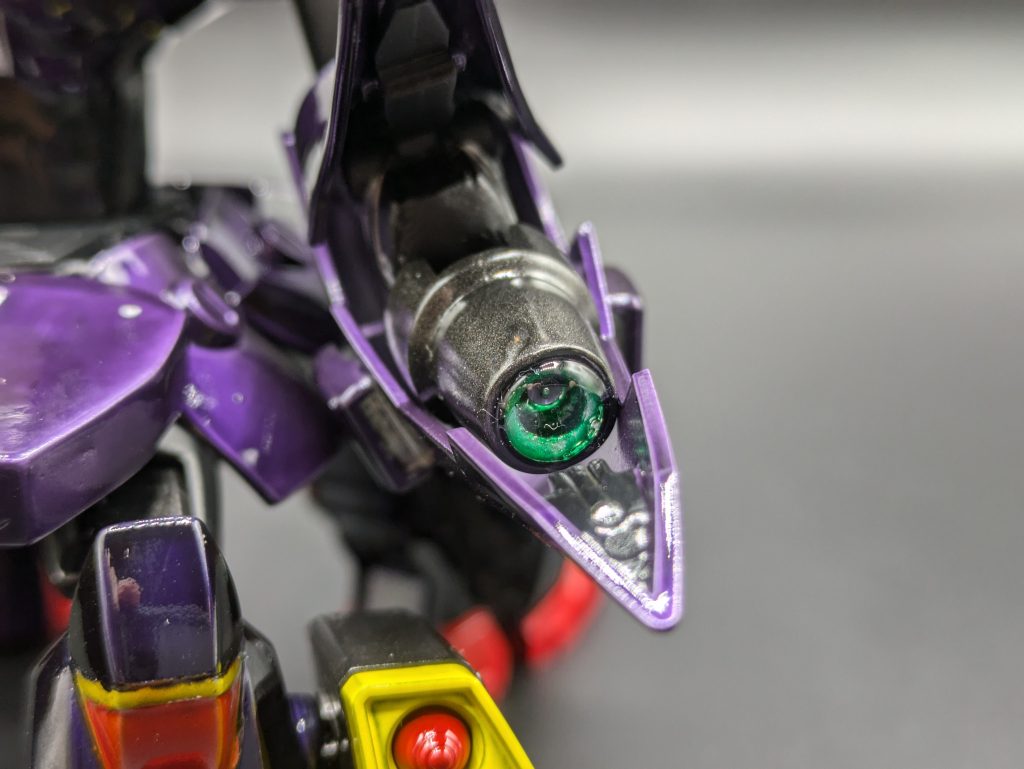 スラスターで作ったハサミの中に、腕の前腕部でビーム発射口を作りました。手首をメタリックグリーンで塗装してレジンで盛り上げてあります。