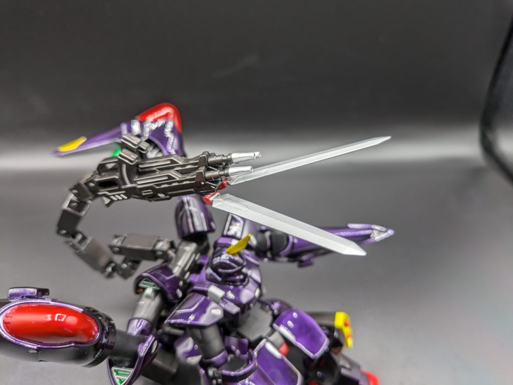 尻尾の三連マシンガンの下に付いている重斬刀で突き刺したり、ハサミみたいに挟んで切断することもできたりします。