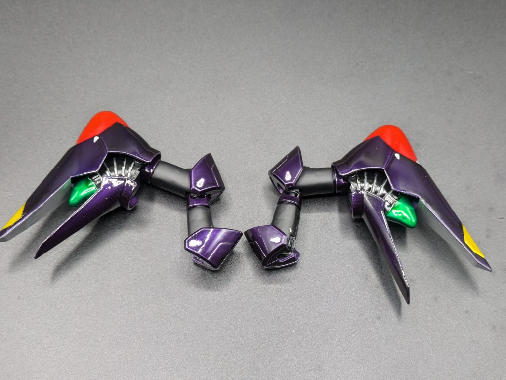 背中のスラスターは腕の上腕部を2個繋げて人形から離れるようにしてみました。上腕部の延長はエポパテでやったんですけど、結局プラ版でやったほうがいいって勉強になりましたね。