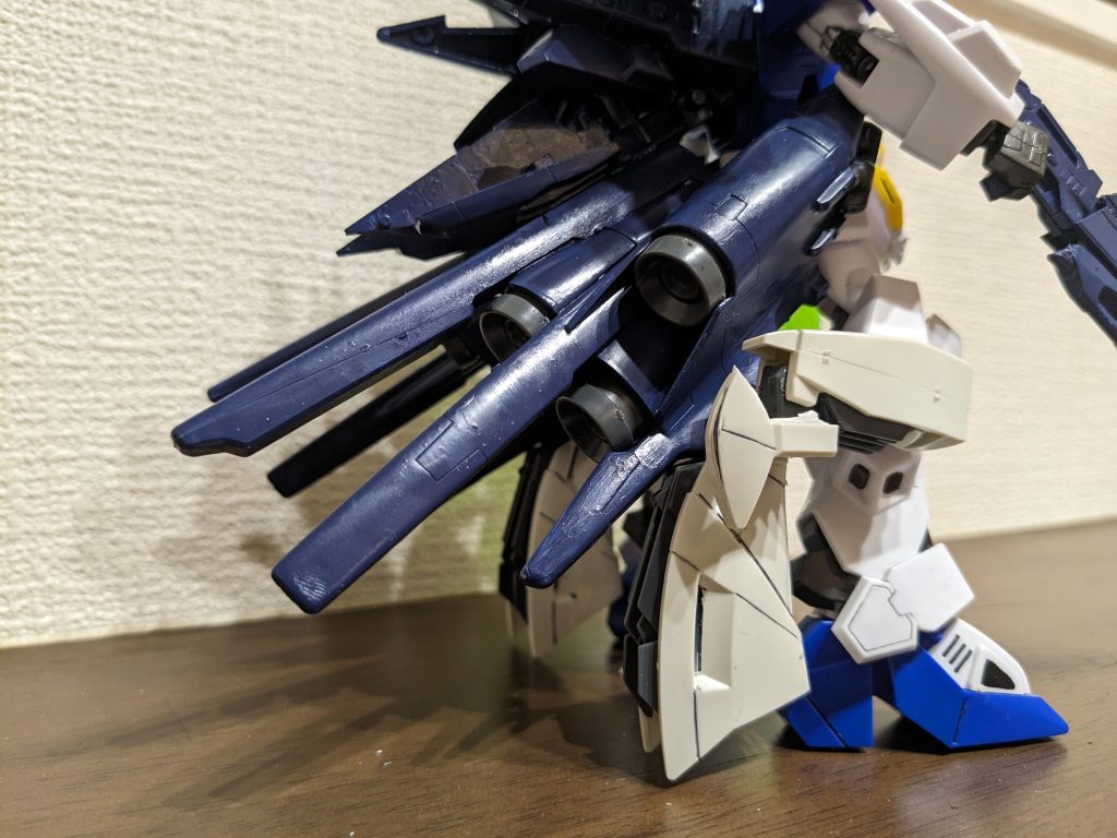 サイド下部ショット。腰部大出力バーニアユニットスラスターに加え、腰部に可動式のバーニアユニットを装着し、急な軌道修正やブレーキなど機動力向上をはかる。 脚部スラスターベーンユニットこれだけの高機動の中でもAMBACを効かせるため、脚部に新型スラスター装置のスラスターベーンを装着。 腰部バーニアは1/550デンドロのバーニアユニットを使用。前方には1/100サーペントのバーニアパーツを付けてます。スラスターベーンは1/144ターンエーの脚部を加工して使用しました。