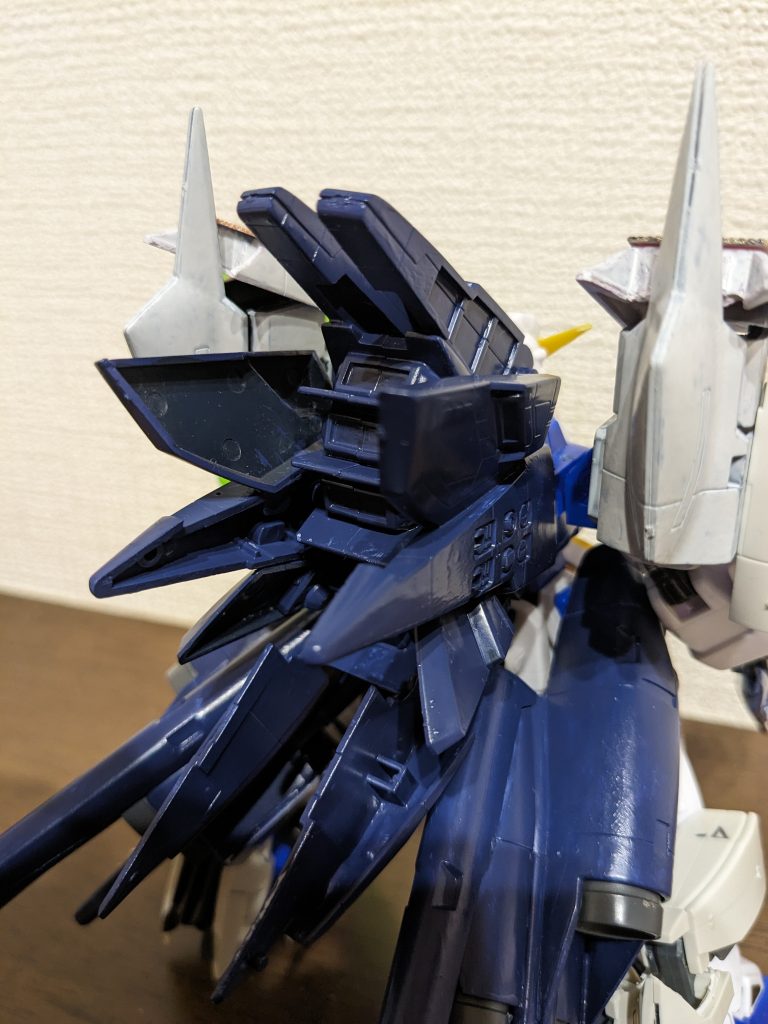 バックショット。高出力スラスターユニットF91のバックパックをもとに大型化するとともに、さらに大出力を叩き出せるジェネレータを搭載したもの。 F91のバックパックに、1/550デンドロの本体パーツ、旧1/100エピオンのリアスカートとMGシュピーゲルのフロントスカートを組み合わせて作成しました。