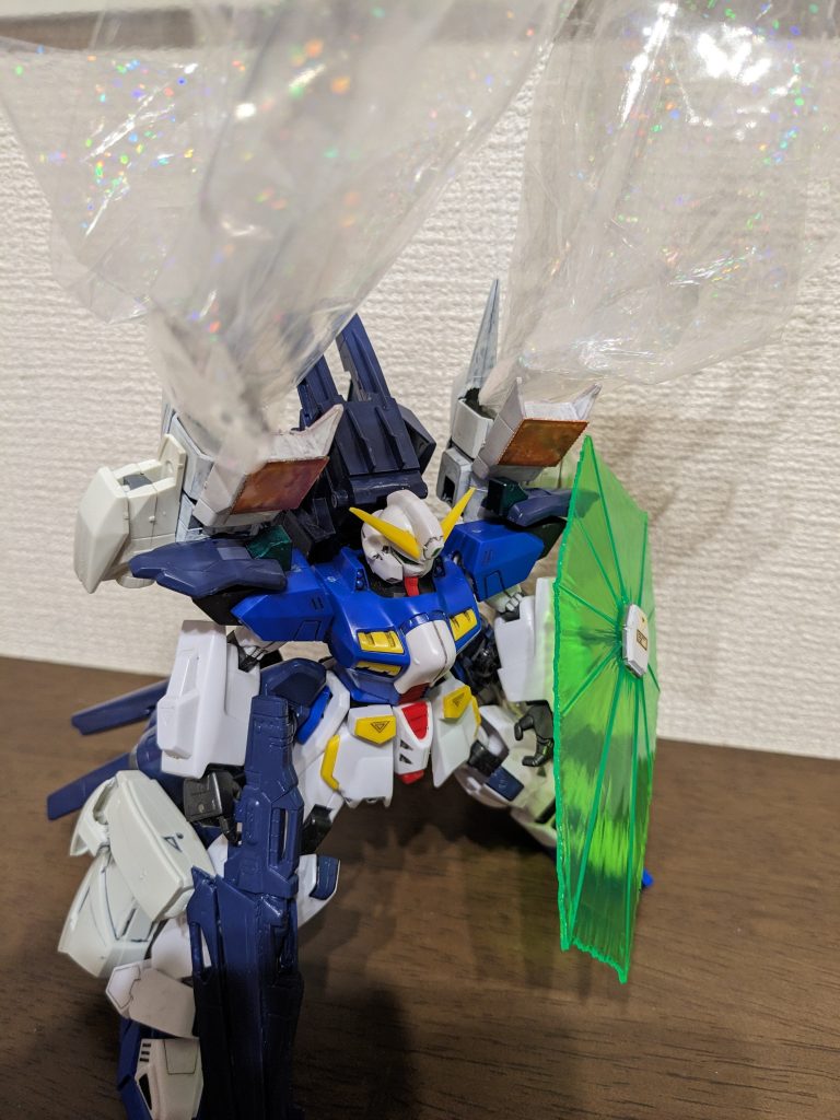 光子タンク解放、放出多数の敵機に遭遇し、ライフルだけでは対処不可能になった場合、タンクに溜まった光子を反物質に変換し、機雷として解放、接触した機体を対消滅させる兵装(フォトントルピード) ラメ入りのラッピング袋を使用して、それっぽく仕立てました。ただ、この武装もタンクの向いている方向に対しては無敵を誇るが、別方向に対してはガラ空きになってしまう。その隙を埋める兵装をもうひとつ。