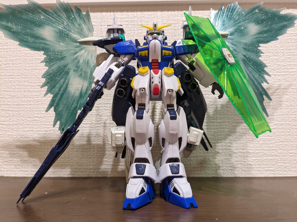 ナノマシン培養タンク及びナノマシン解放光子タンク横に設置されたナノマシン培養タンク。光子の膨大なエネルギーを利用してナノマシンを培養、活性化したナノマシンを解放することで、本機周囲の全機体を行動不能にし、出力によっては分子レベルまで分解することができる。 と、いうわけで、ターンエーの腕と腰を使ったタンクは月光蝶の元となったナノマシン兵装のためでした。ナノマシンの羽は、月光蝶パーツを持っていなかったので、OガンダムのGN粒子を使用。