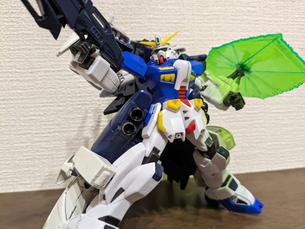 背部高出力スラスターと腰部大出力バーニア、ビームシールドはG-SAVERにIフィールド可動、スラスターベーン、大出力ビームライフル、月光蝶はターンエーにフォトンサーチャー、フォトンバッテリー、フォトントルピードはGセルフに と、いった感じで、宇宙世紀の終焉へ向かう兵装をこれでもかと詰め込んだパックになったため、封印されトップシークレットになったのかな〜という妄想を実現させてみました。そりゃこんなパック封印されるわ(笑) 以上、自己満足のF90ⅢZタイプ(イメージ)でした。ご覧いただきありがとうございました!!