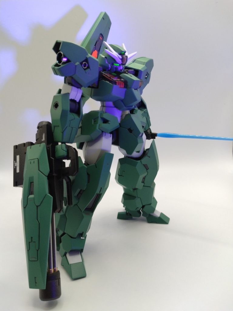 ツインアイ、シェルユニットはブラックライトにて点灯、デカールも最小限に抑え、久々につや消しで仕上げました。バーニアはクレオスのスーパーステンレス。これはバーニア塗装する時いつも使ってます。金属感が半端ないのが良くてお気に入りです（笑）