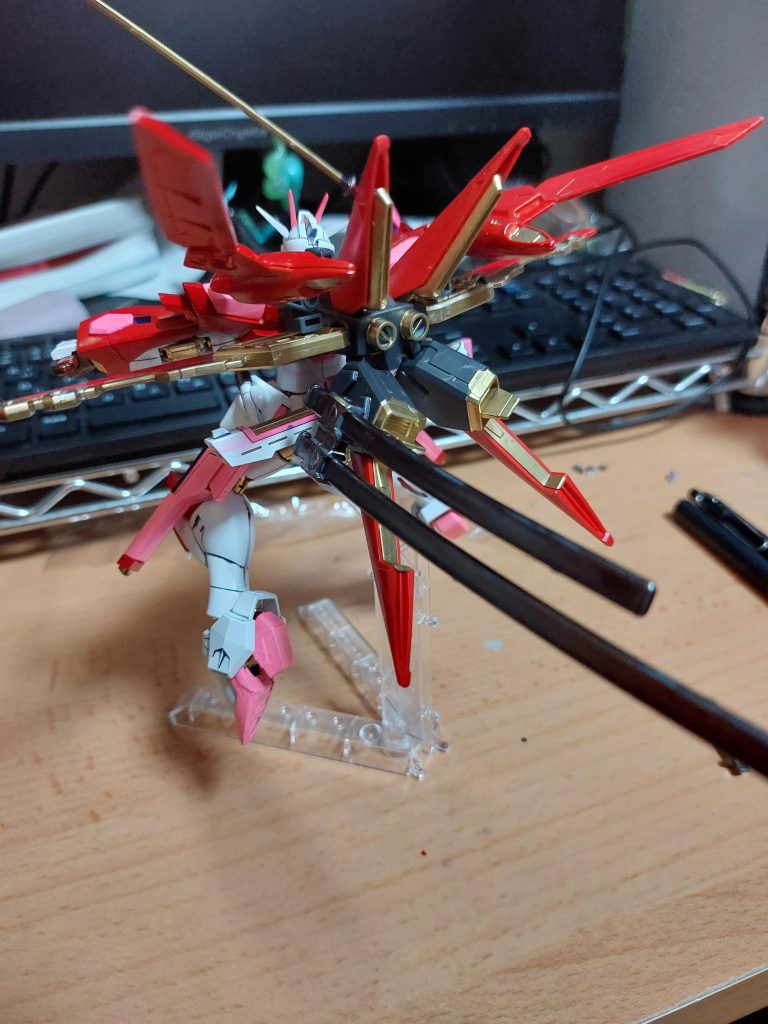 後ろ側。実は一番の苦労ポイント。アストレイのフライトユニットは一軸なのに対してライフリは2軸。さてどうしたもんかと迷いに迷いながら向かった先は秋葉原。ホビ天にて答え見つかる。オプションハンドパーツの中に2軸接続ジョイントが付属していることを店員の方に教えて貰い、一軸ジョイントを切り飛ばして2軸に変えるという答えに行き着く。アドバイスをくれた店員さんに感謝をしながらジョイントを交換して接続成功!!いやー。良かった良かった。このアドバイスなかったら一生できてなかったです。マジで感謝!!