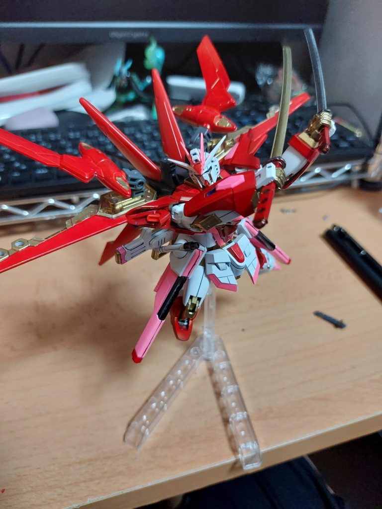 敵に切りかかるポーズ。いやー、SEEDアクションシステムはすごいですね。特に肩が凄い。関節を引き出すギミックがシンプル構造なのに可動域大幅アップに貢献しているのがよくわかる。