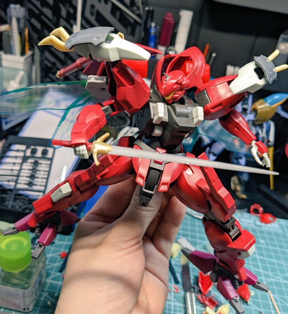 ダリルバルデをベースに、HGビルバインのパーツをミキシングしています。アウラ(aura)はラテン語で 人や物が放つ雰囲気/霊気 の意味があり、オーラ(aura)の語源になります。