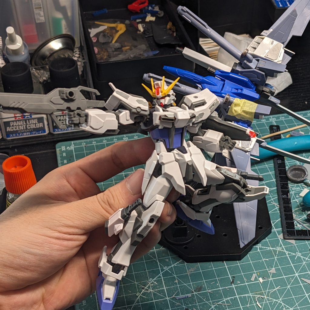 ■製作過程初の試みということで、蛍光塗料による発光とデカールを用いたディテールアップに挑戦しました。