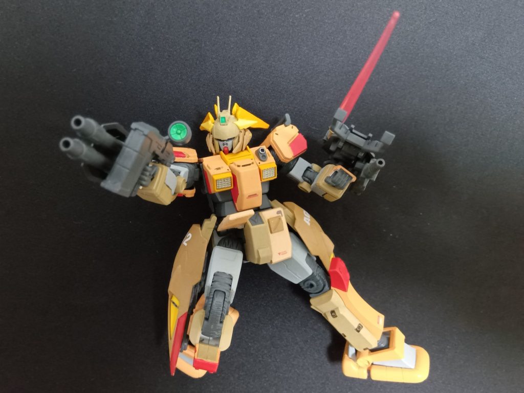 2連装ビームライフルで射撃。シールド裏には90ミリマシンガンが着いてます。